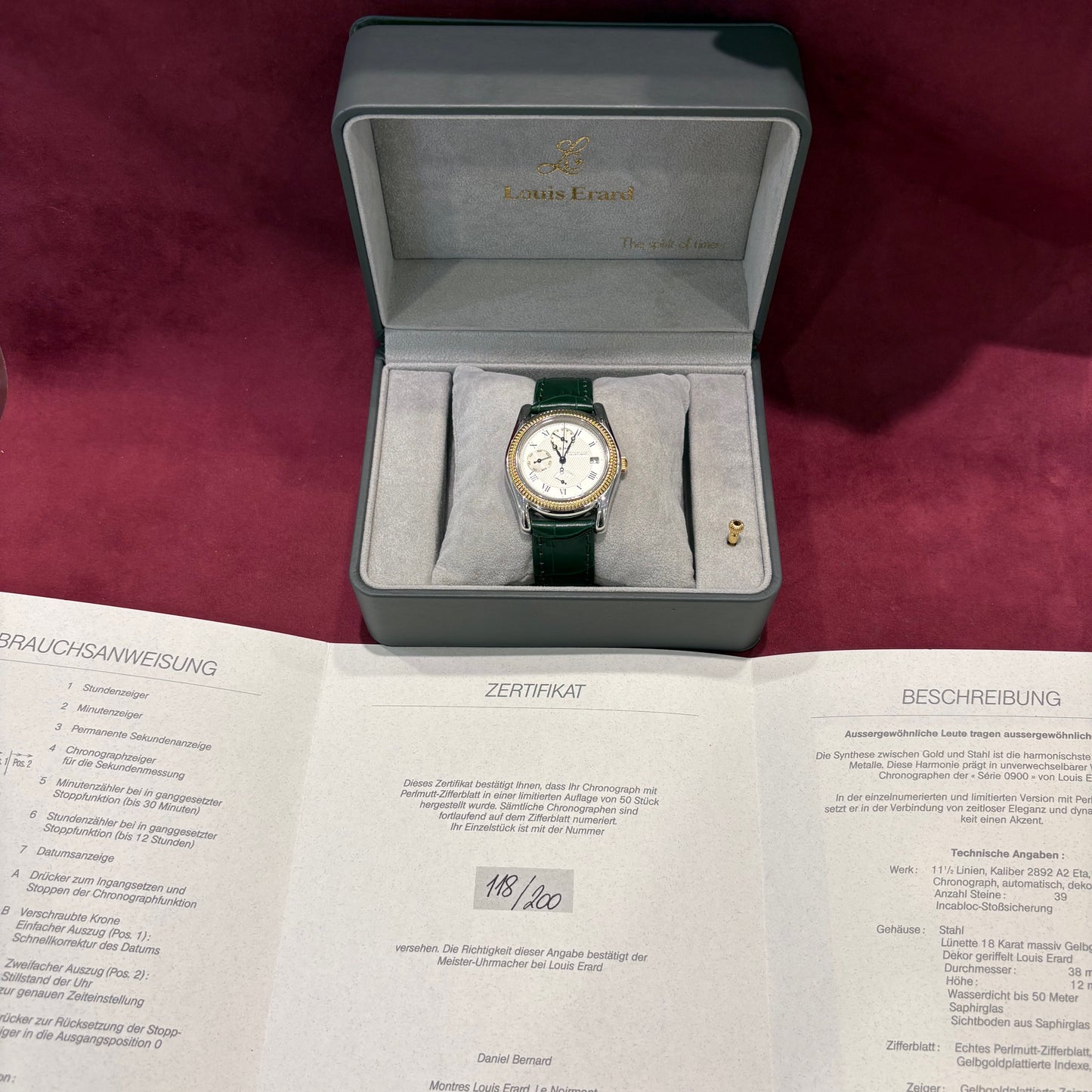 Louis Erard Chronograph Série 0900 in Stahl mit 18 Karat Gelbgoldlünette und Perlmuttzifferblatt