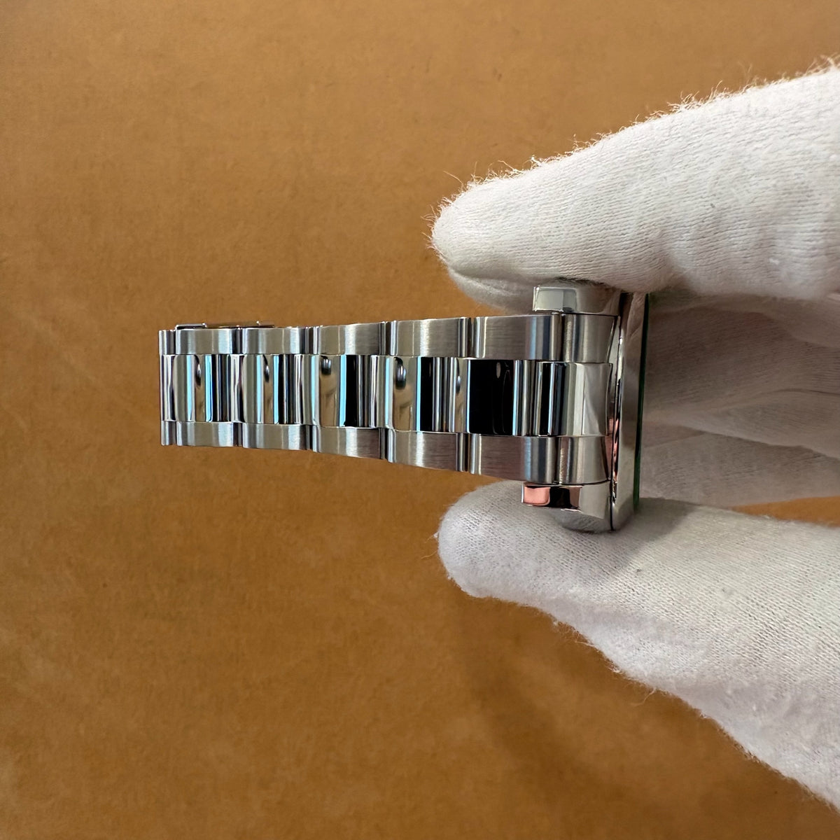 Rolex Milgauss 116400GV waagerecht gehalten, Oyster Band ohne Längung und ohne Durchhängen