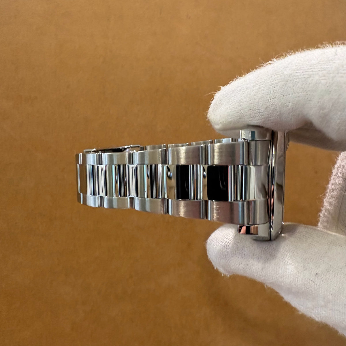 Rolex Datejust II 116300 waagerecht am Gehäuse gehalten, Oyster Band ohne sichtbare Längung
