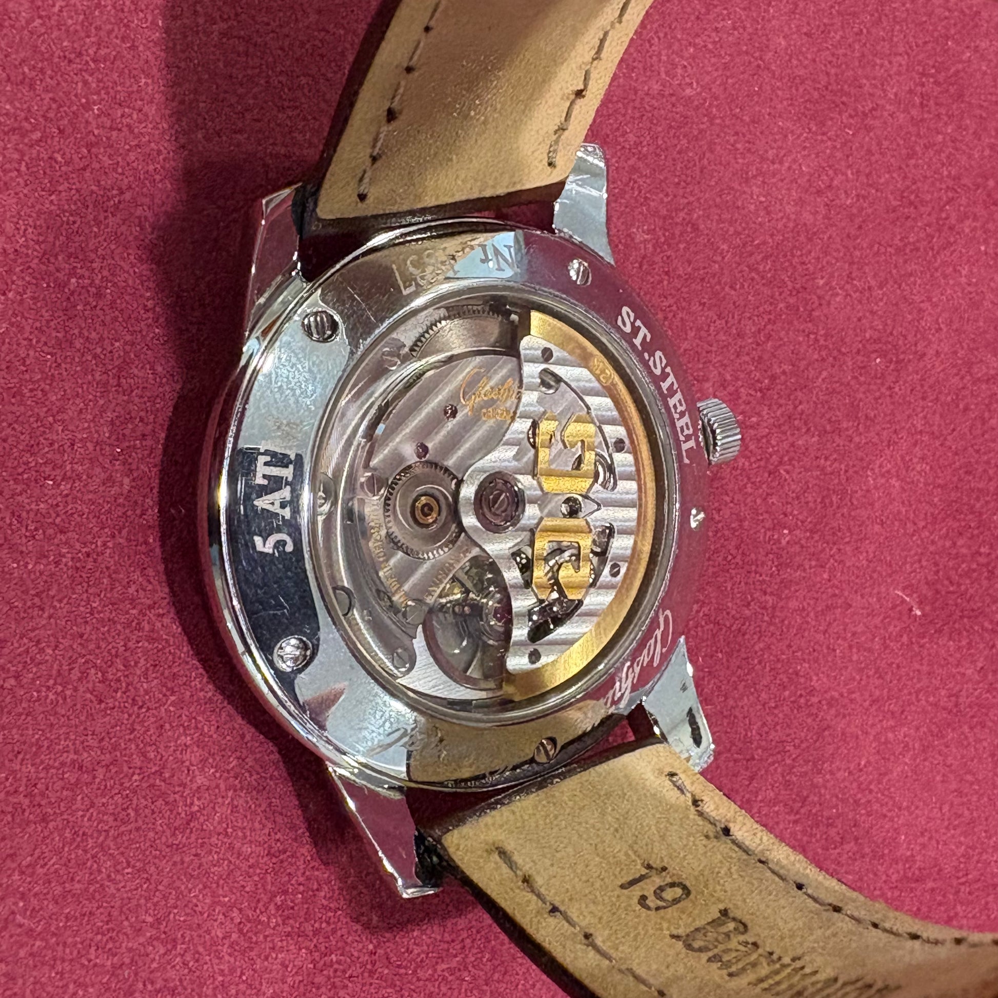 Gehäuseboden der Glashütte Original Senator Automatik mit Seriennummer