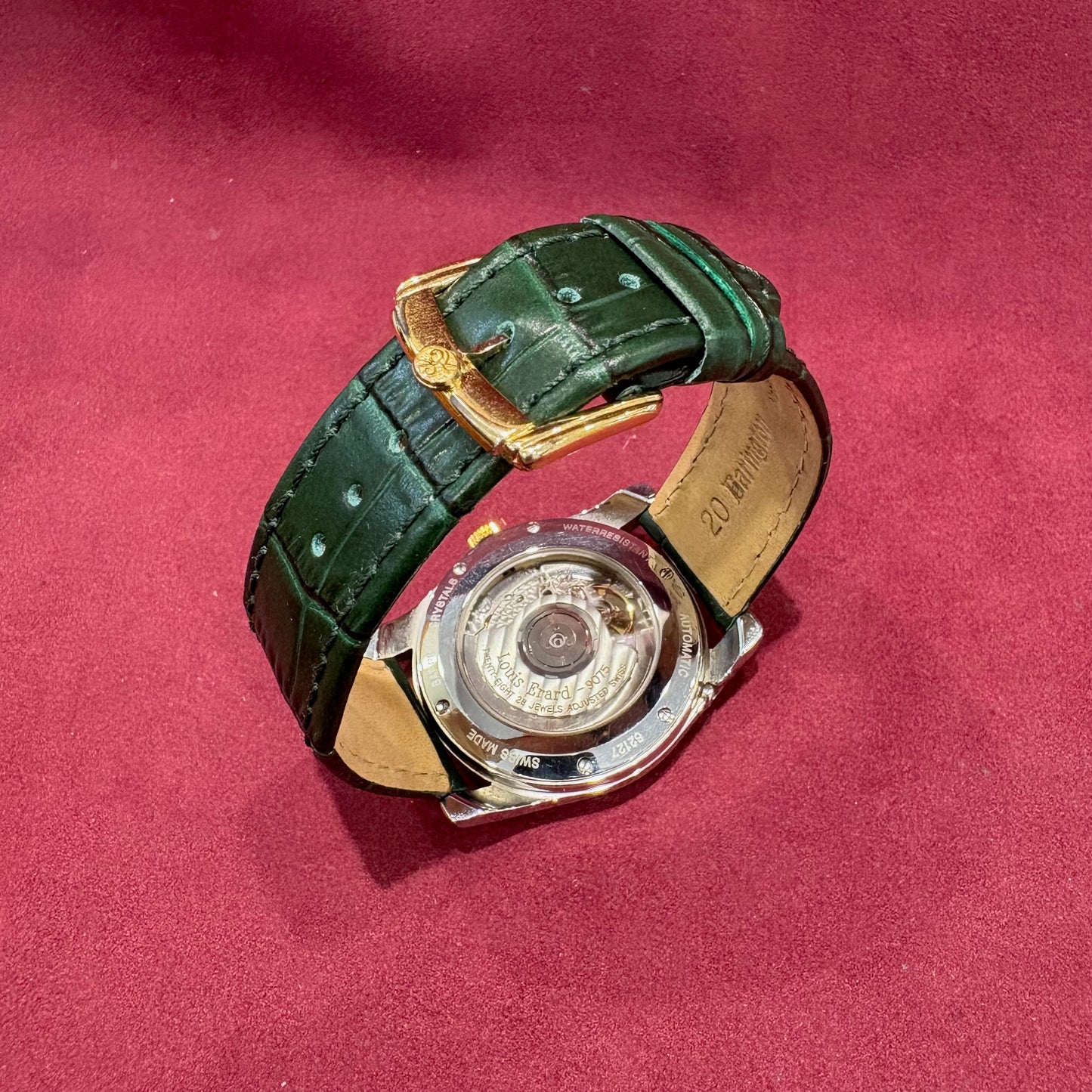 Louis Erard Chronograph Série 0900 in Stahl mit 18 Karat Gelbgoldlünette und Perlmuttzifferblatt