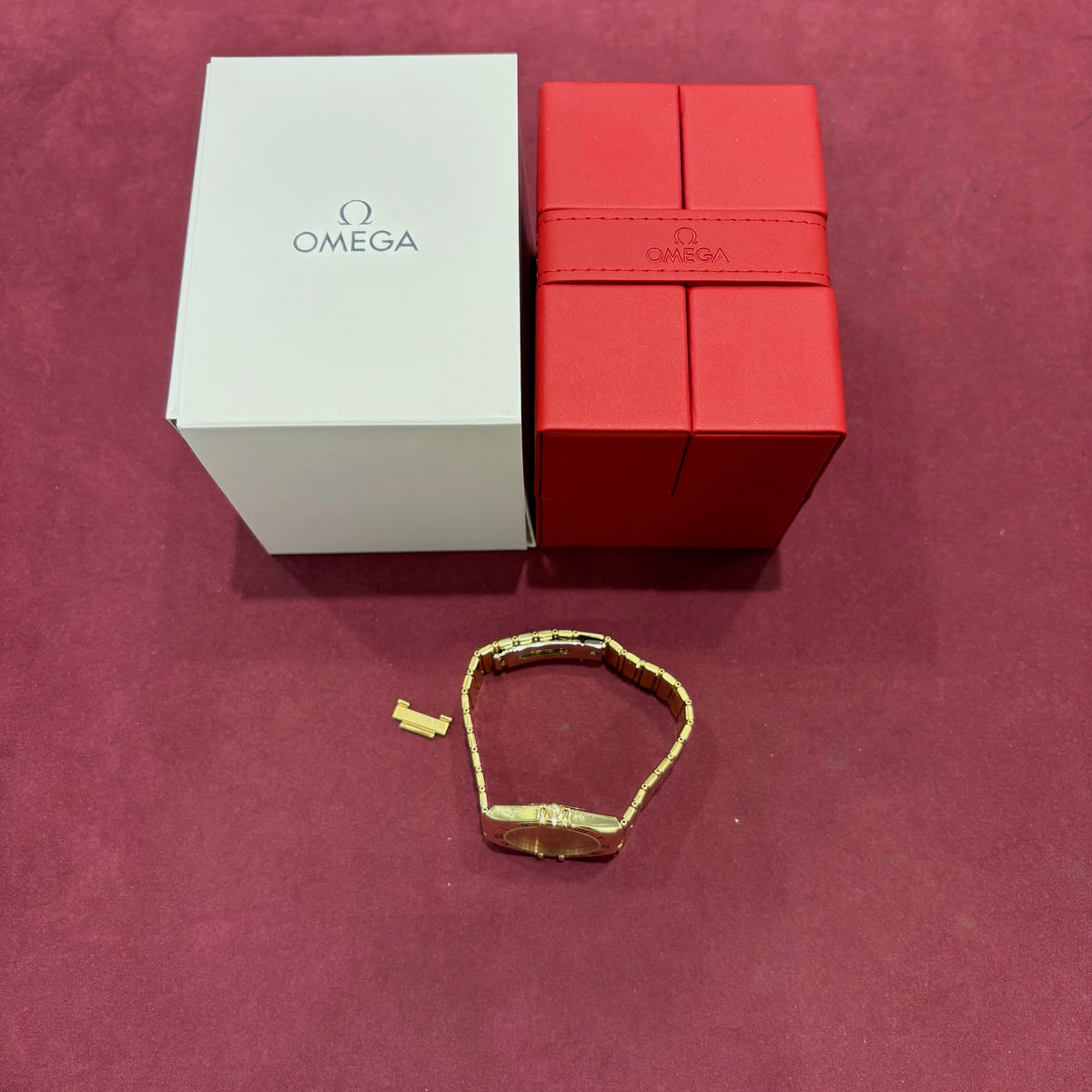 Lieferumfang der Omega Constellation 396.1080 mit Servicebox, Umkarton und zusätzlichem Bandglied