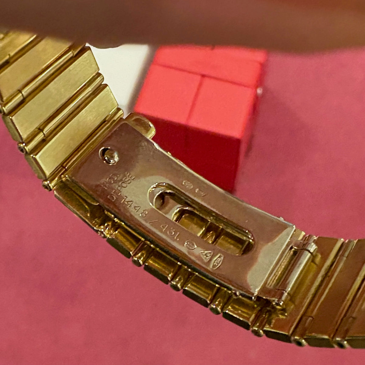 Constellation Faltschließe der Omega 396.1080 mit 750 Goldpunze im Detail