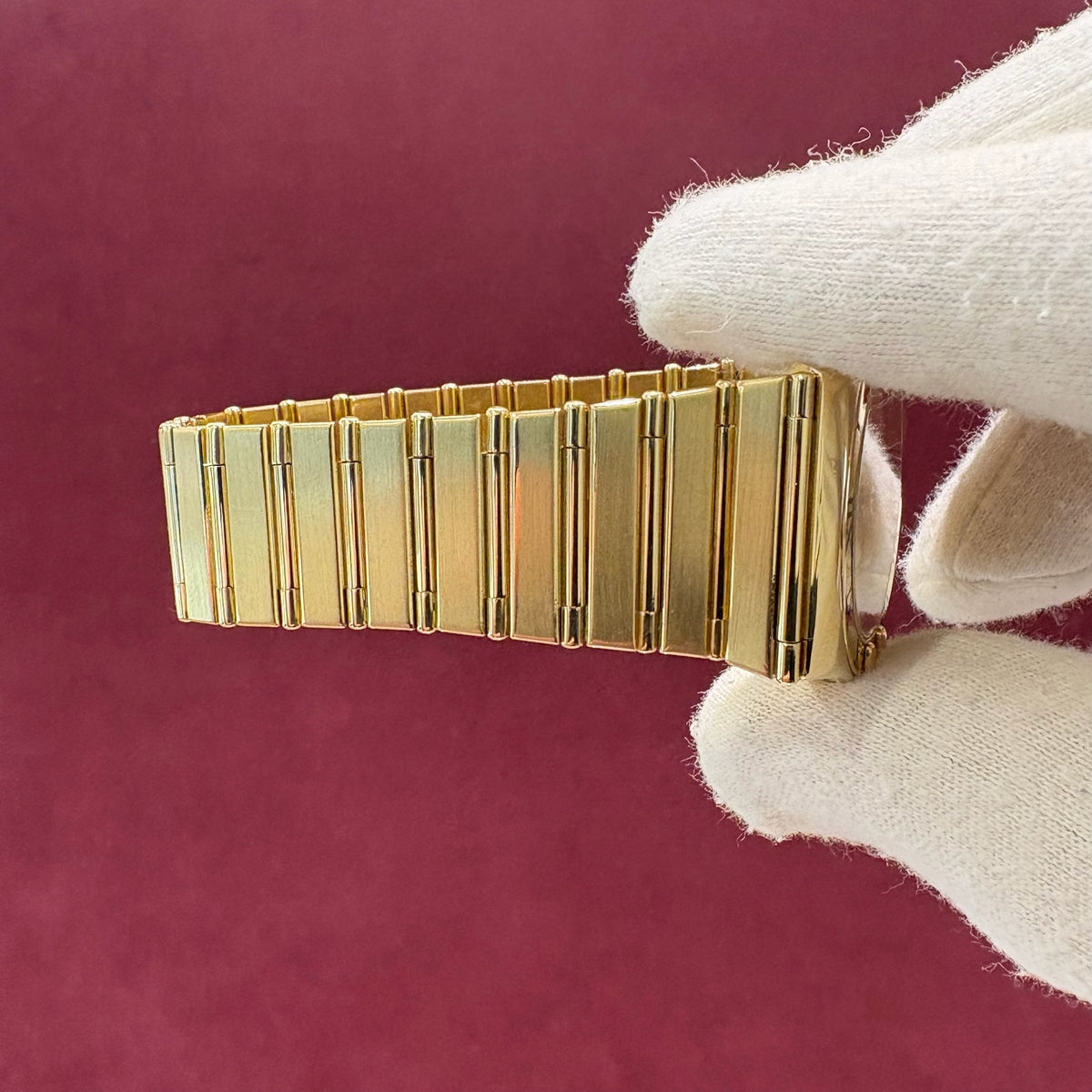 Goldarmband der Omega Constellation 396.1080 in der Prüfung auf Spannungsverlust, ohne messbare Längung