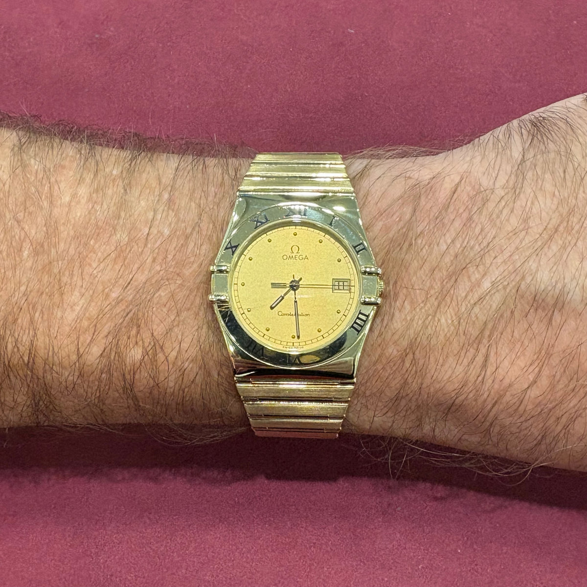 Omega Constellation 396.1080 aus 750 Gelbgold am Handgelenk getragen