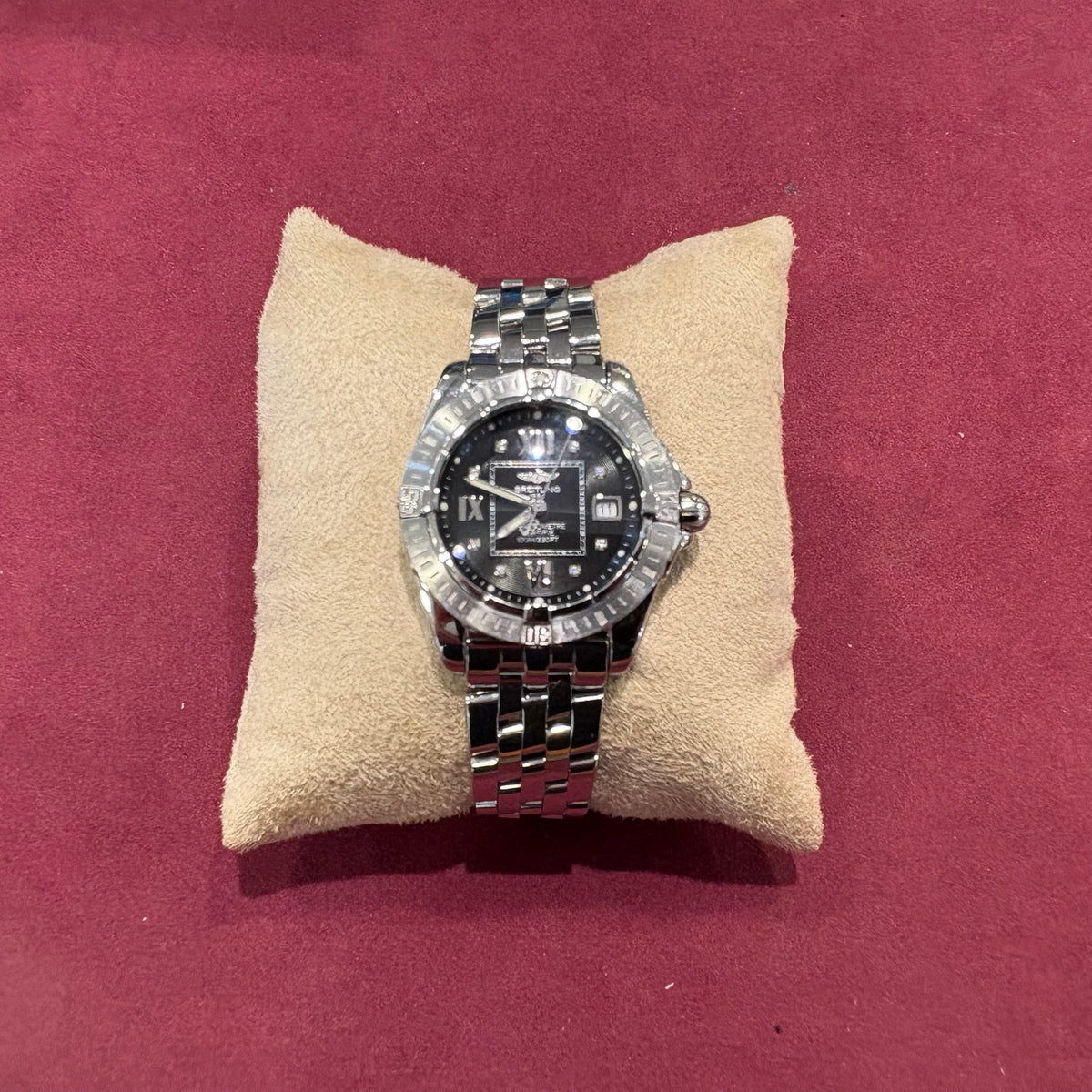 Breitling Cockpit Lady 32 mm auf dem Uhrenkissen