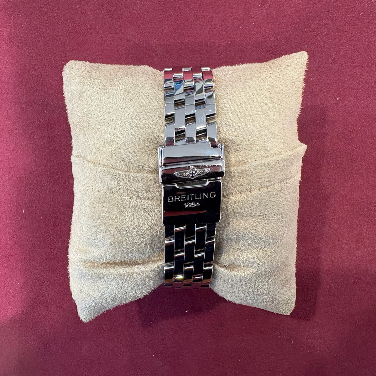 Breitling Faltschließe mit Flügellogo an der Cockpit Lady A71356 auf dem Uhrenkissen