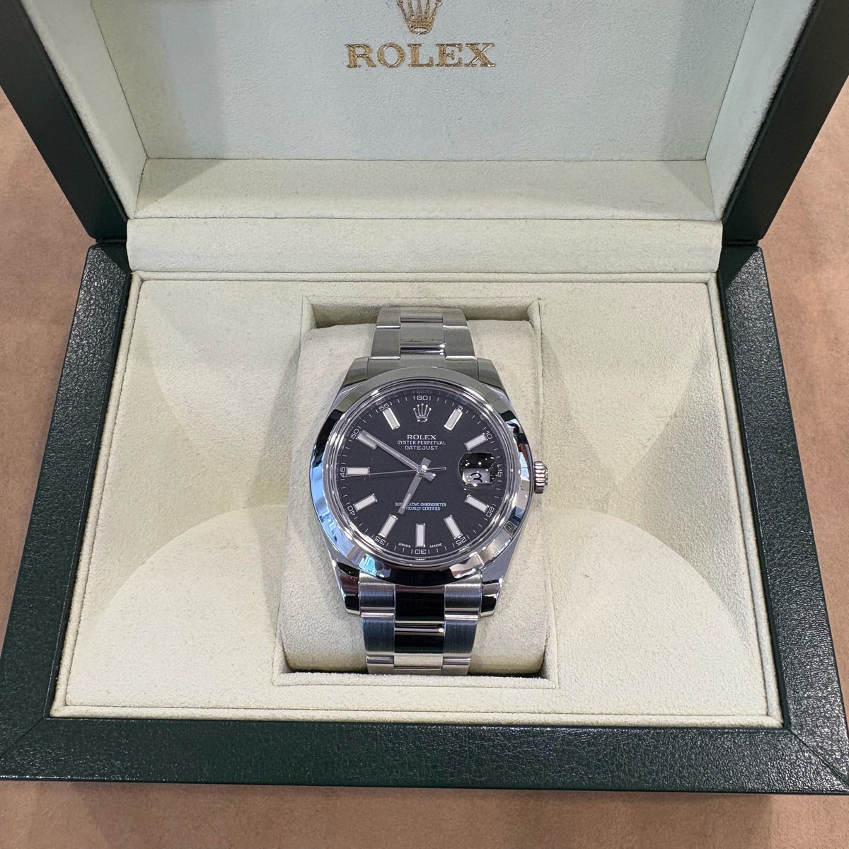 Rolex Datejust II 116300 auf dem Uhrenkissen in der Rolex Box