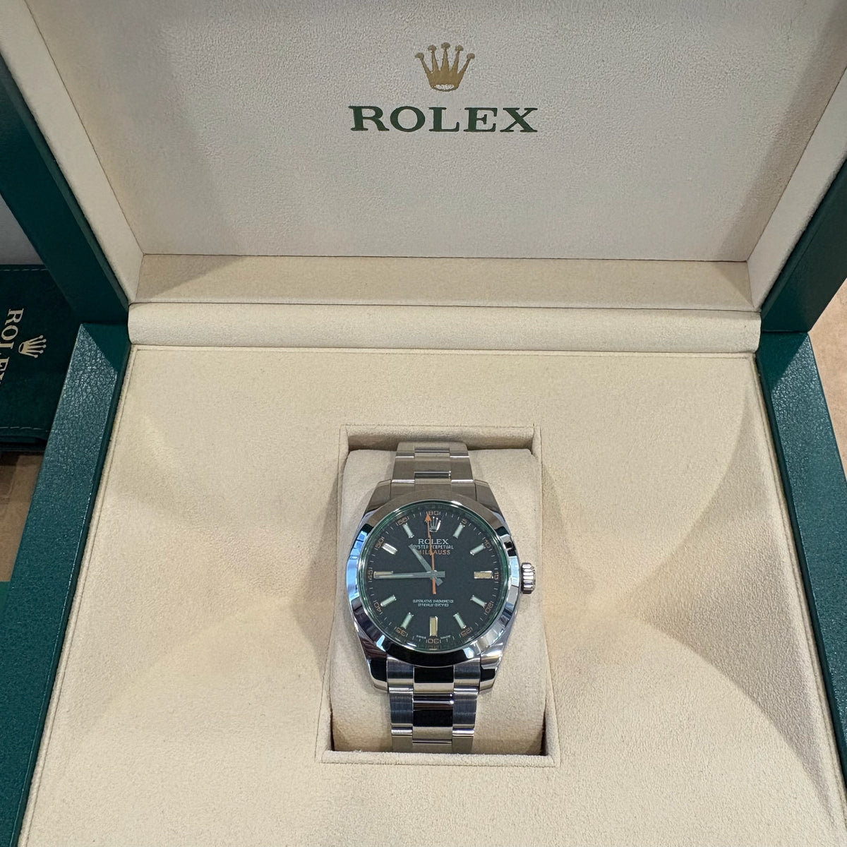 Rolex Milgauss 116400GV in der originalen Rolex Box auf dem Uhrenkissen