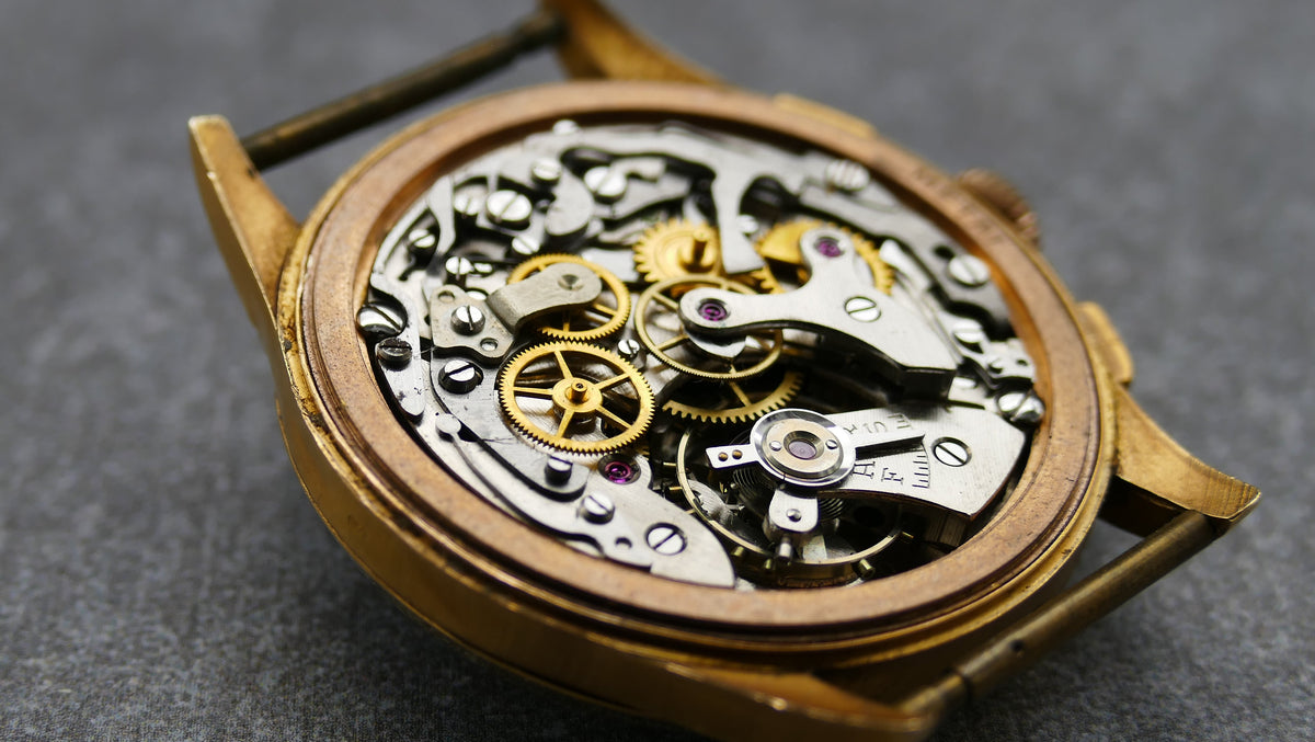 Geöffneter Gehäuseboden mit Blick auf ein Automatikuhrwerk