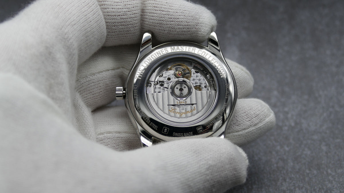 Longines Master Collection: Blick durch den Glasboden auf das Automatikwerk