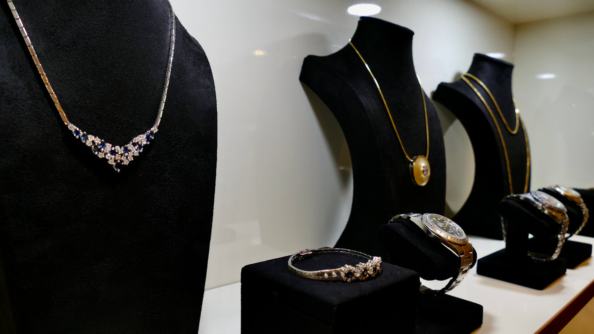 Vitrine im Reinecke Atelier mit Uhren und Schmuckstücken