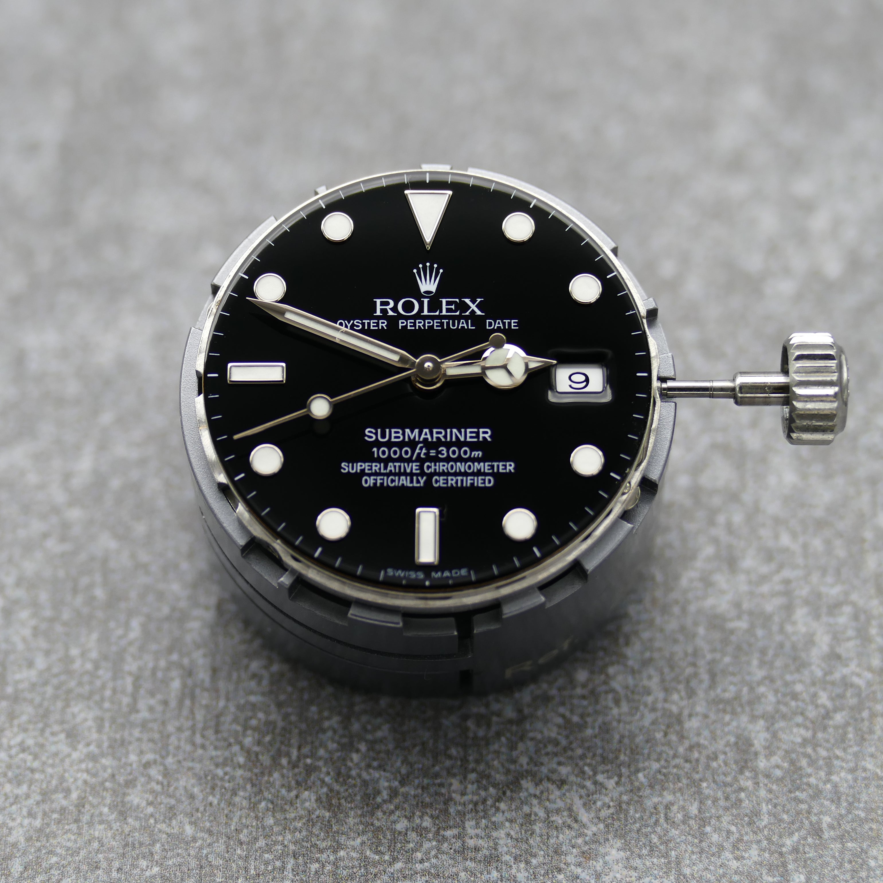 Rolex mit schwarzem Zifferblatt in Detailansicht