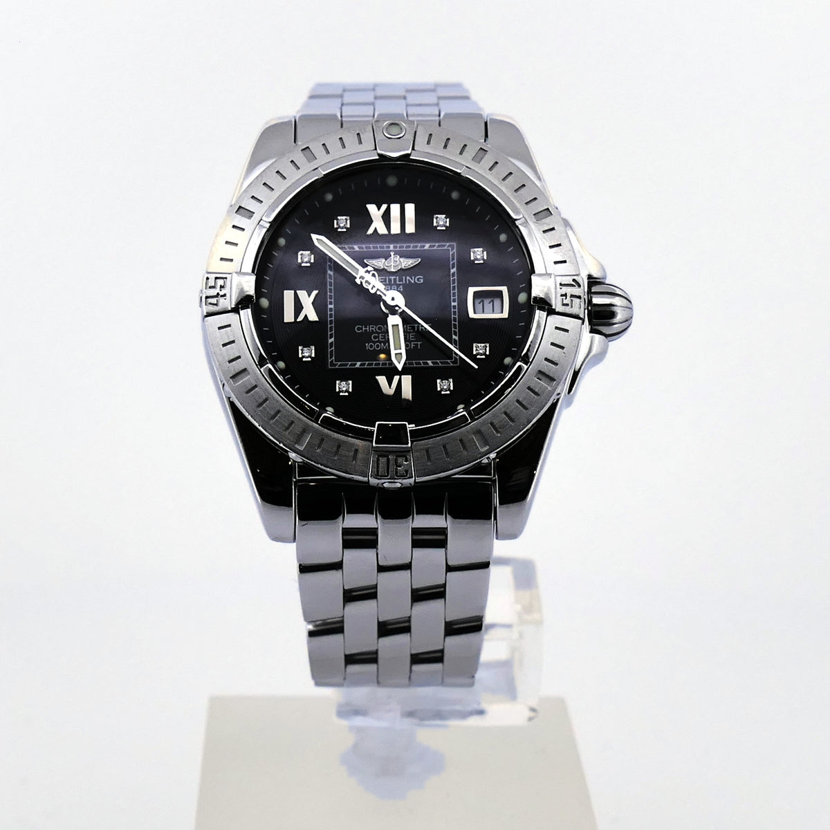 Zifferblatt der Breitling Cockpit Lady 32 mm in Schwarz mit acht Diamanten, römischen Ziffern und Datum bei 3 Uhr