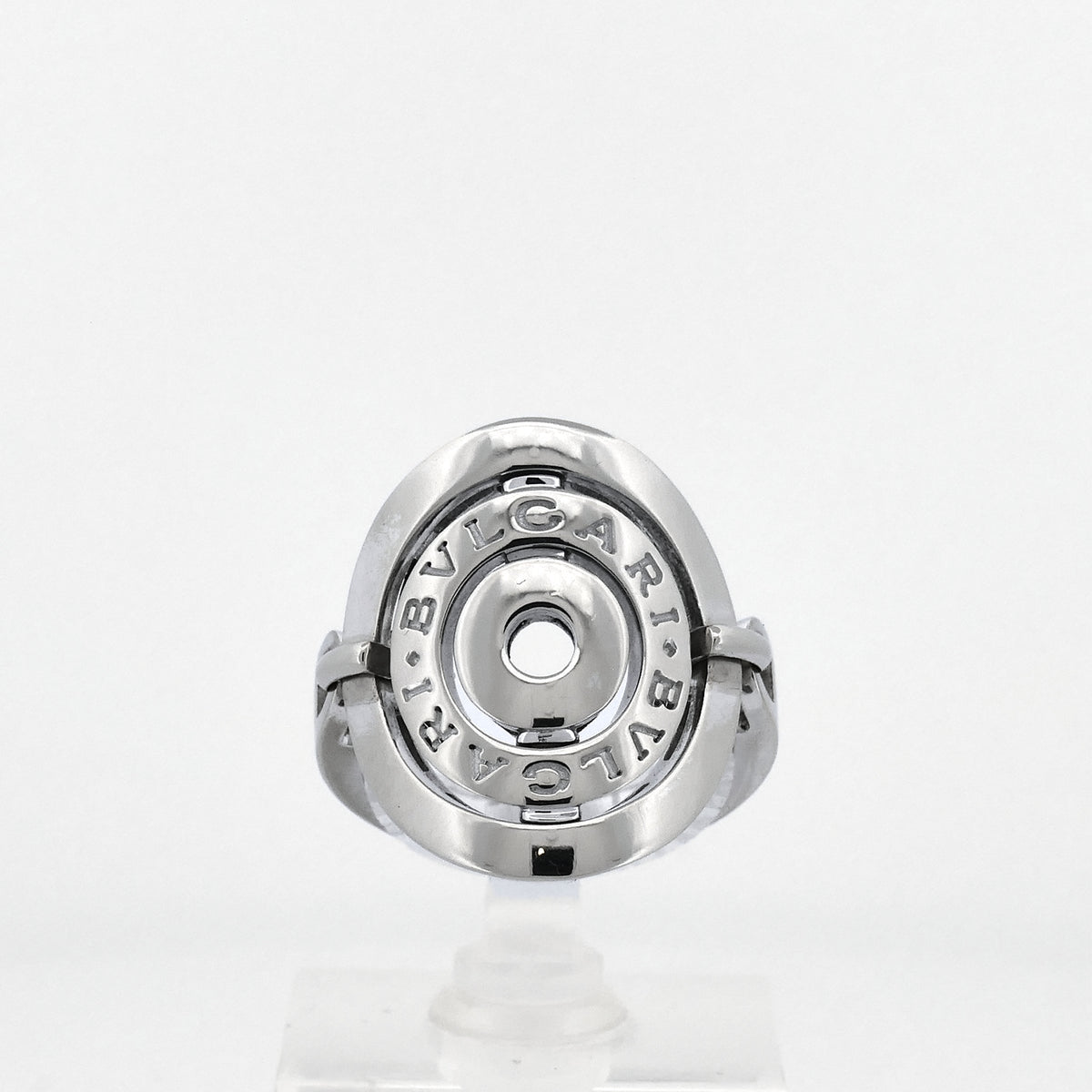 Frontalansicht des Bulgari Astrale Cerchi Rings mit dem doppelten BVLGARI Schriftzug