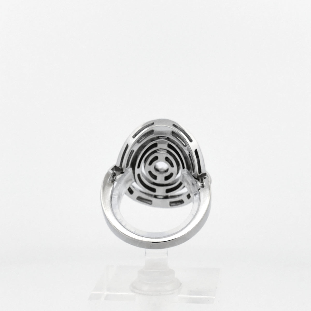 Rückseite des Bulgari Astrale Cerchi Rings mit Ringschiene und Unterseite des Motivs