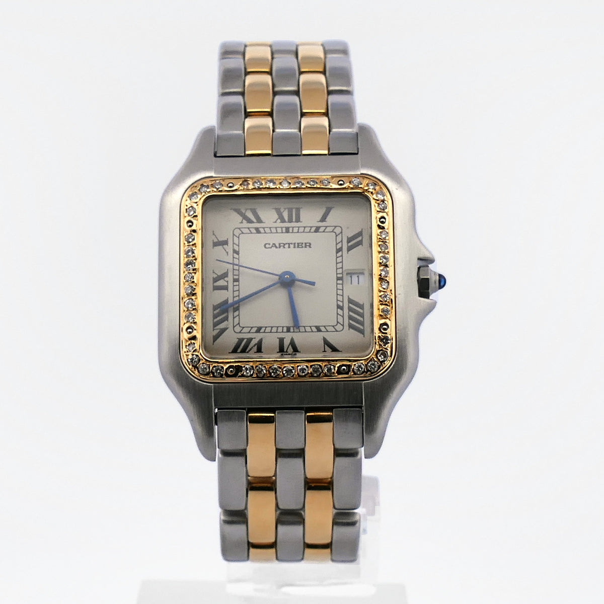 Cartier Panthère Ref. 83957 frontal, quadratisches Gehäuse mit Datumsfenster bei 3 Uhr