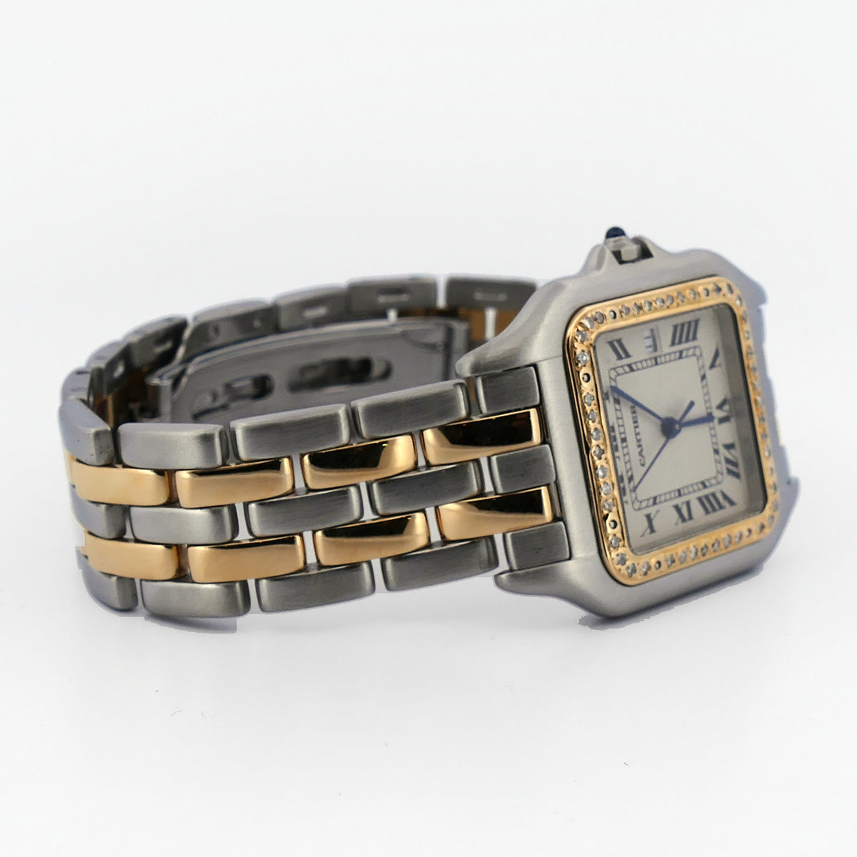Cartier Panthère Ref. 83957 liegend mit ausgerolltem Stahl Gold Armband