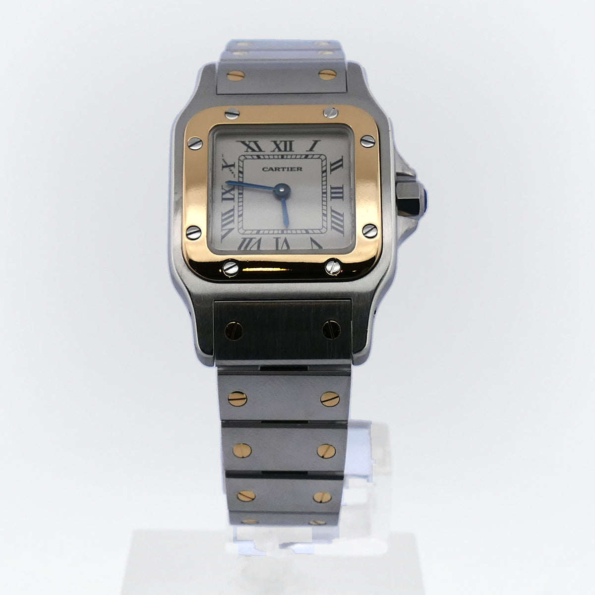 Cartier Santos Galbée Ref. 1057930 frontal, quadratisches Gehäuse mit acht goldenen Schrauben in der Lünette