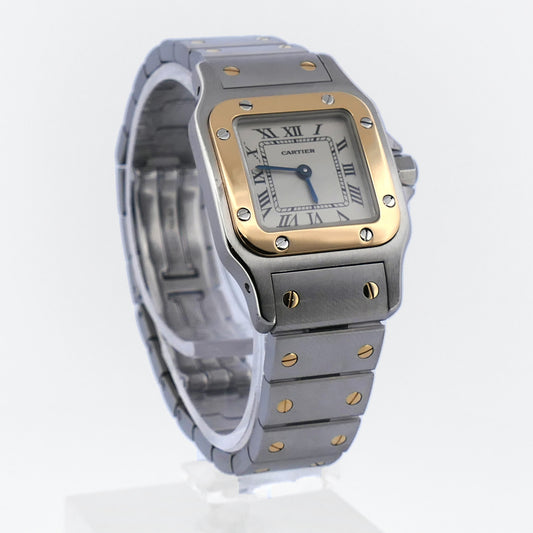 Cartier Santos Galbée Damenuhr Ref. 1057930 in Stahl mit Goldlünette, weißes Zifferblatt mit römischen Ziffern und blauen Zeigern