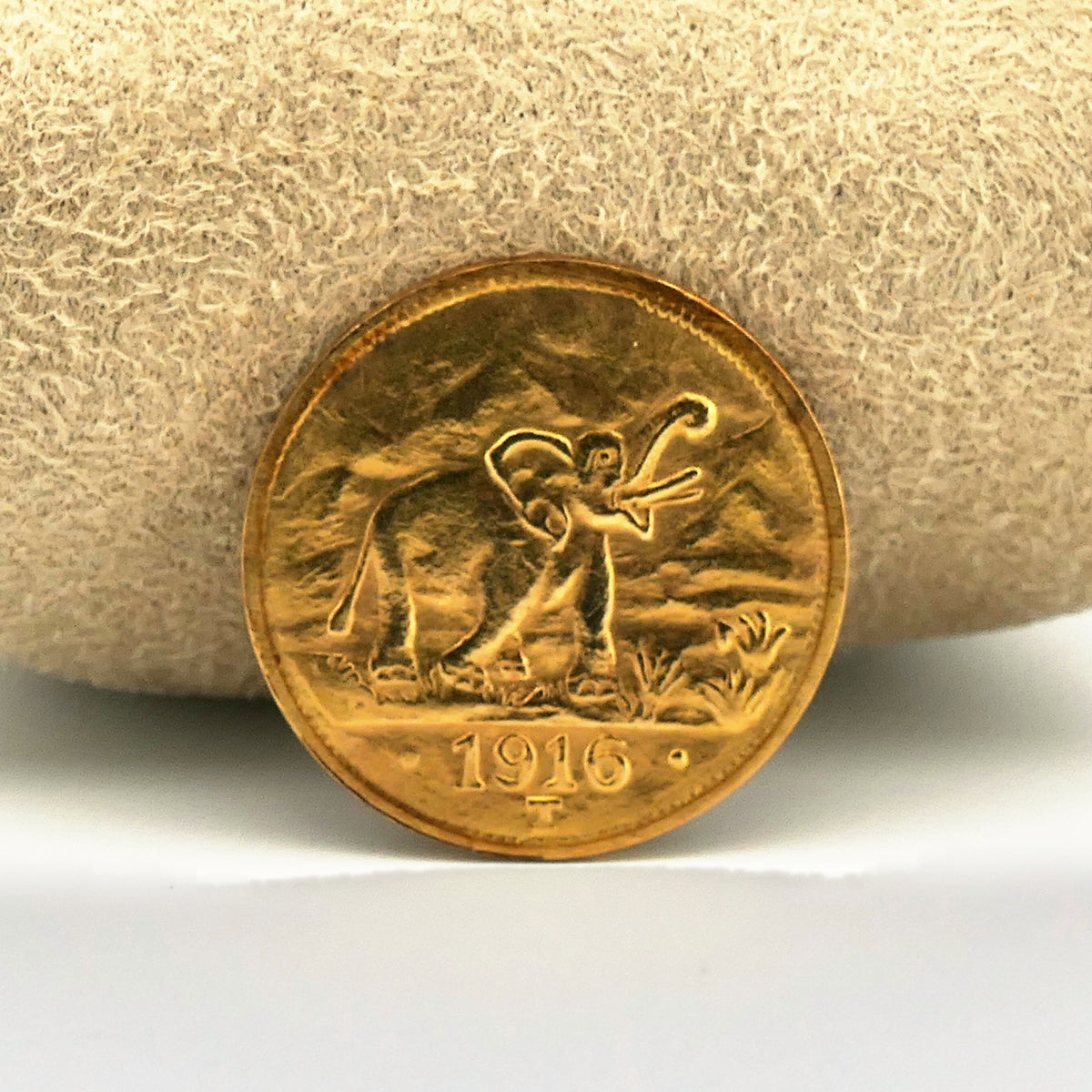 Tabora Goldmünze 15 Rupien 1916 liegend auf Präsentationskissen, Elefant und Jahreszahl