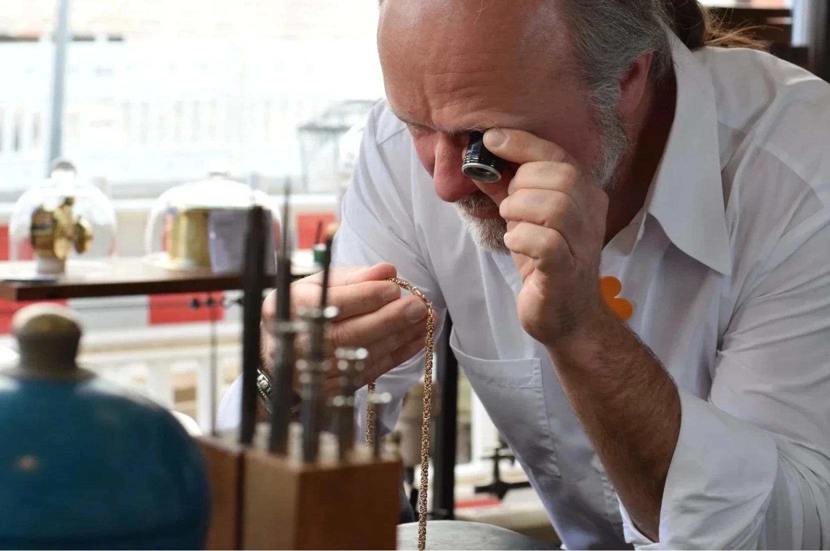 Markus Reinecke prüft eine goldene Königskette in der Werkstatt