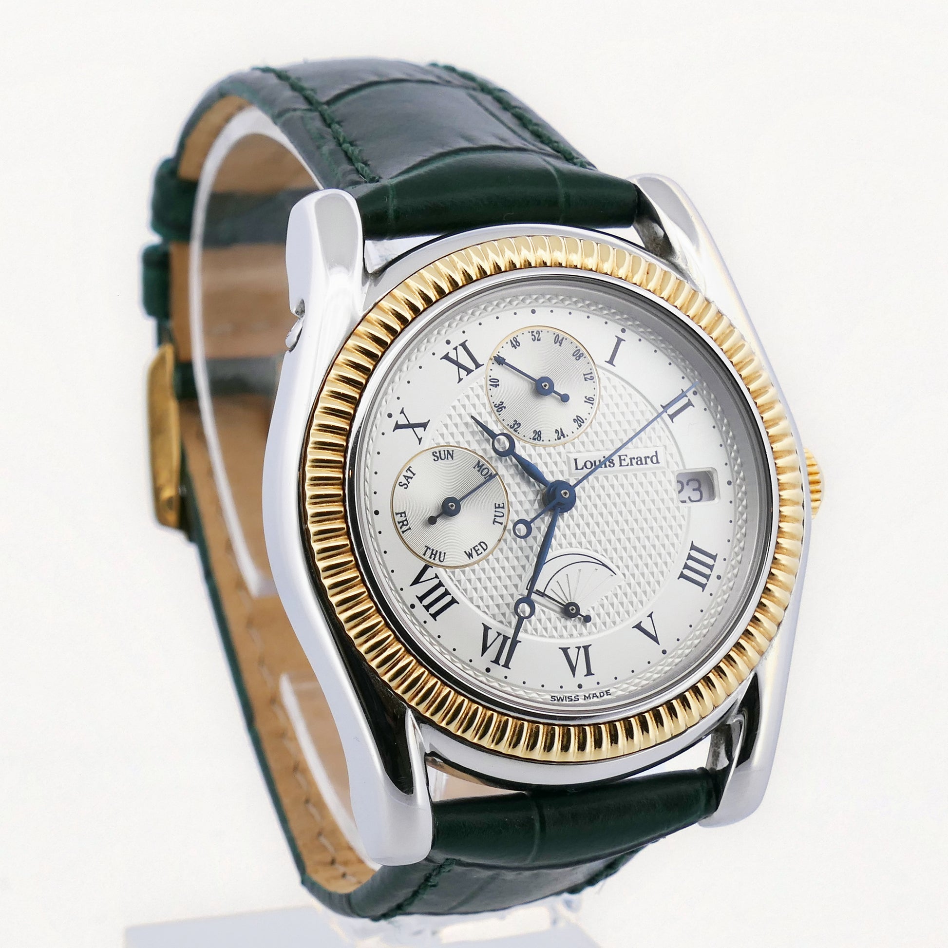 Louis Erard Chronograph Série 0900 in Stahl mit 18 Karat Gelbgoldlünette und Perlmuttzifferblatt bei Juwelier Reinecke Hildesheim
