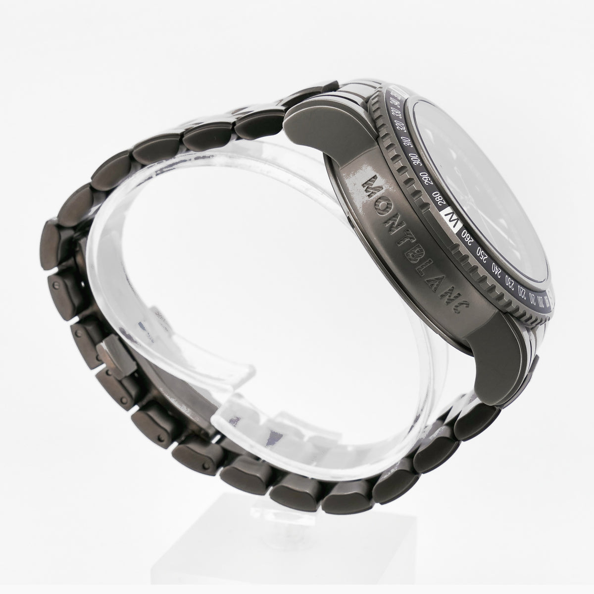 Montblanc Sport XXL Ref. 7062 Seitenansicht mit Montblanc Gravur am Titangehäuse und massivem Titanband