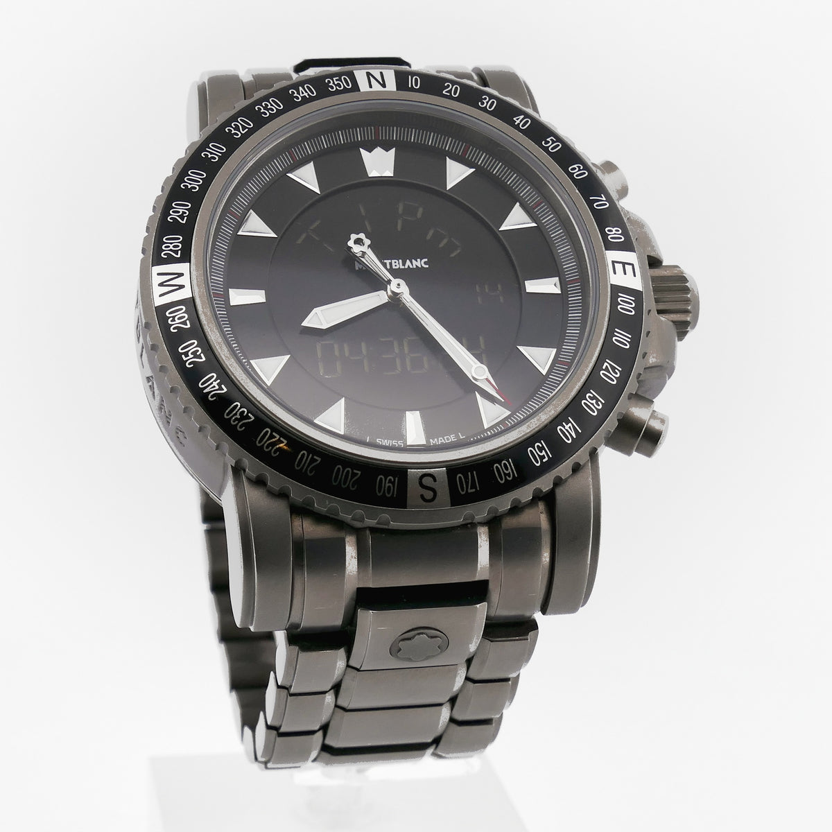 Montblanc Sport XXL Ref. 7062 Titan Multifunktion, 44 mm, schwarzes Zifferblatt mit Digitalanzeige und Kompasslünette