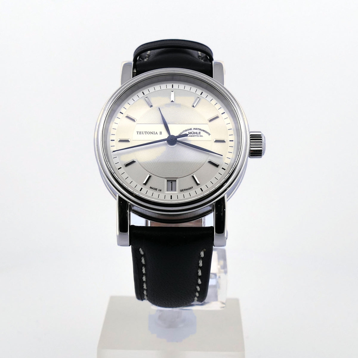 Silbernes guillochiertes Zifferblatt der Mühle Teutonia II Medium mit applizierten Indizes und Datum bei 6 Uhr