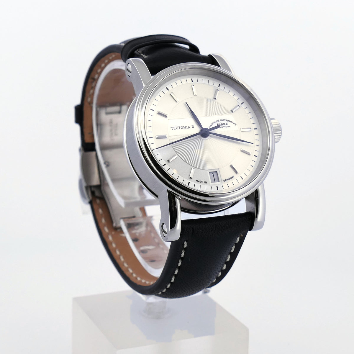 Mühle Glashütte Teutonia II Medium M1-30-27 mit silbernem Zifferblatt am schwarzen Lederband, seitliche Ansicht