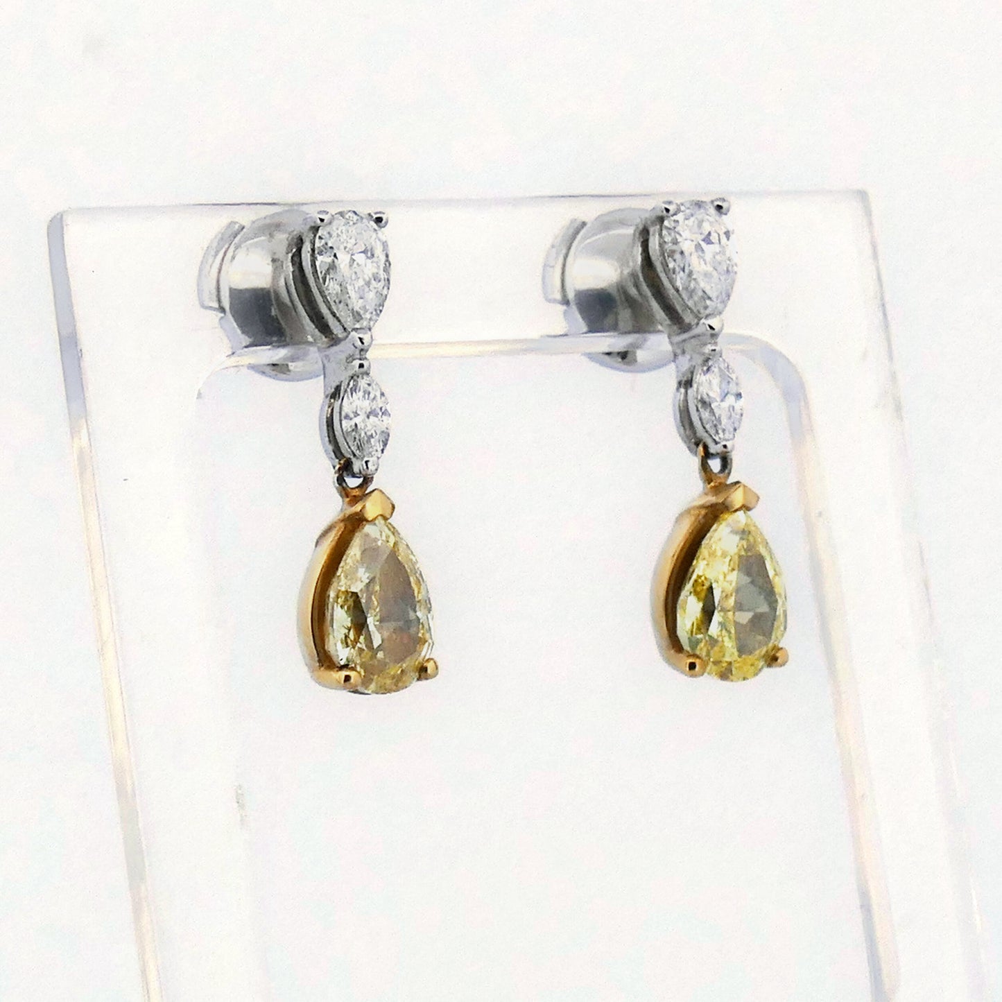 Ohrhänger mit gelbem Diamant, Seitenansicht mit Brisurverschluss