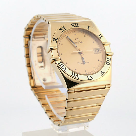 Omega Constellation 396.1080 aus 750 Gelbgold mit römischer Lünette und Champagnerzifferblatt, seitliche Ansicht
