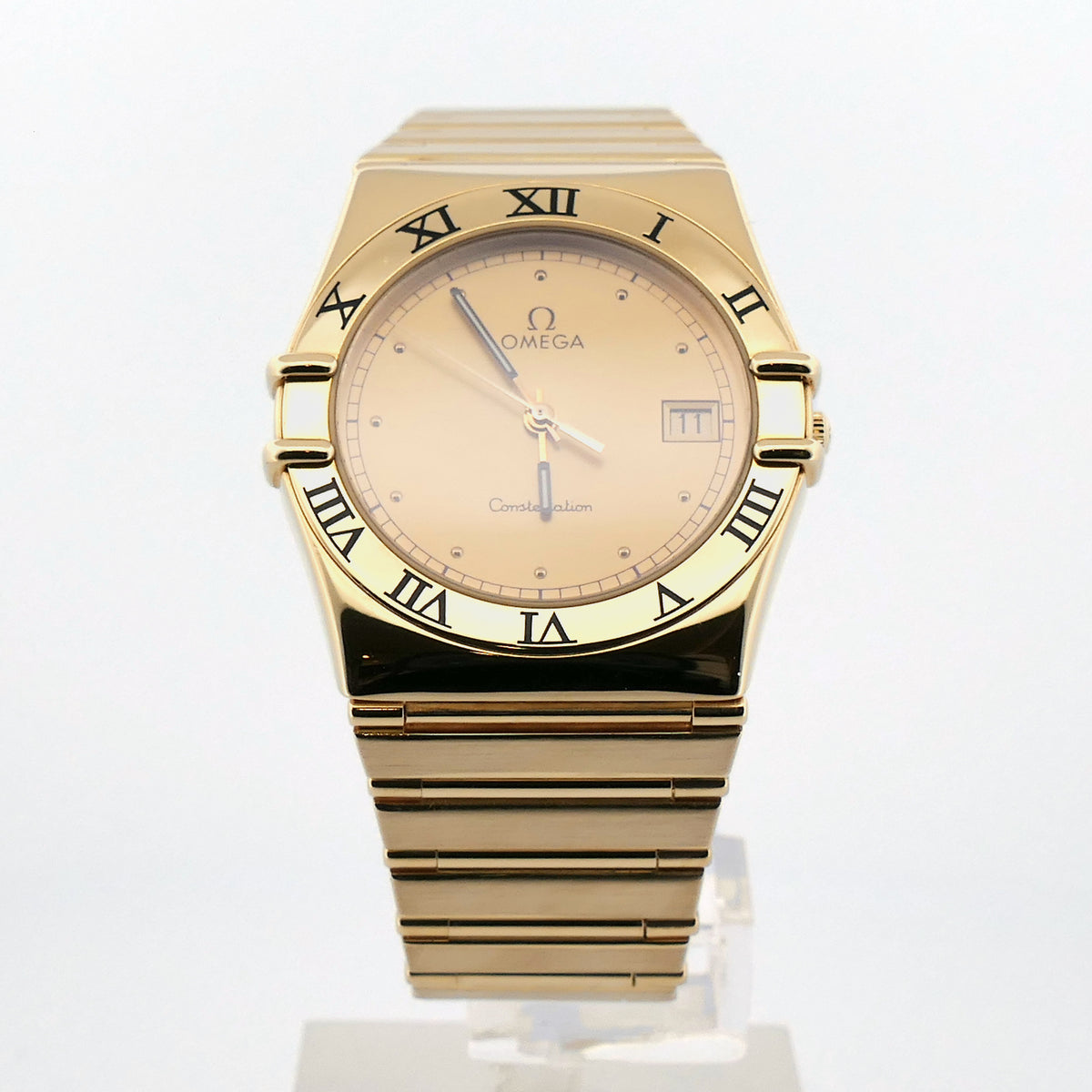 Zifferblatt der Omega Constellation 396.1080 in Champagner mit Datum bei 3 Uhr und den typischen Krallen bei 3 und 9 Uhr