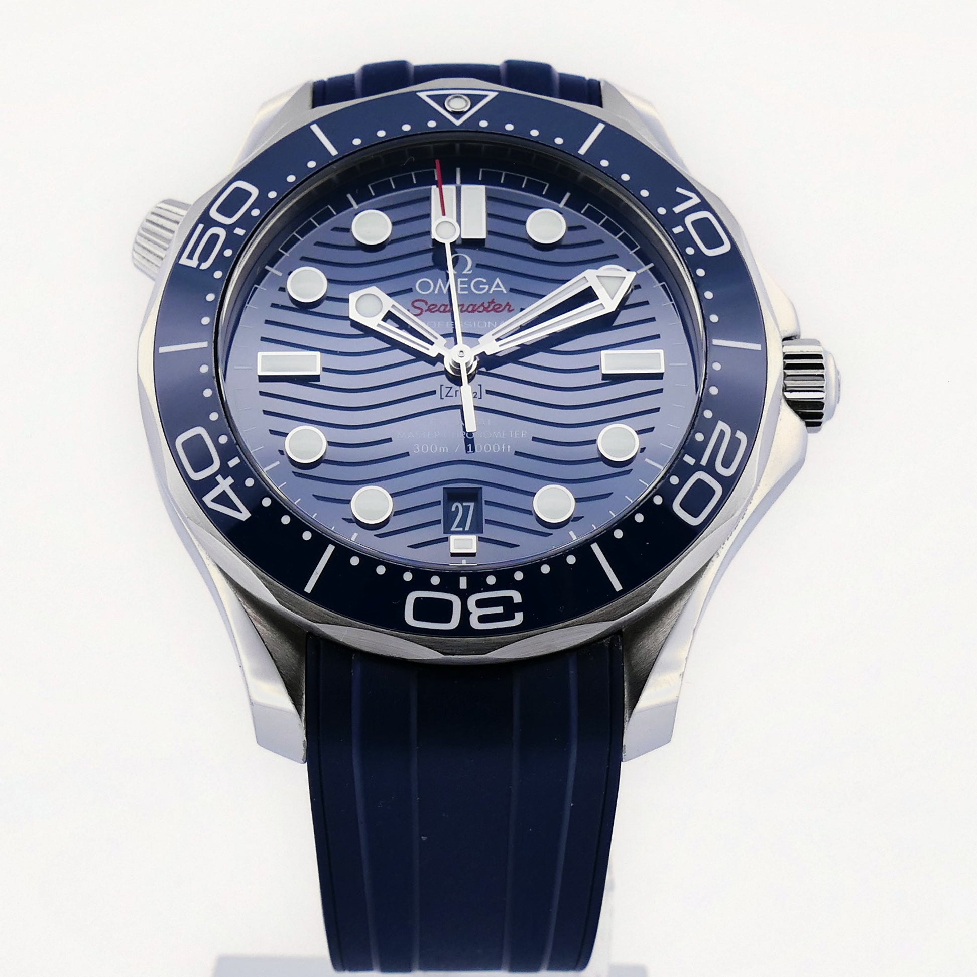 Zifferblatt der Omega Seamaster Diver 300M 42 mm in Blau mit lasergraviertem Wellenmuster und Datum bei 6 Uhr