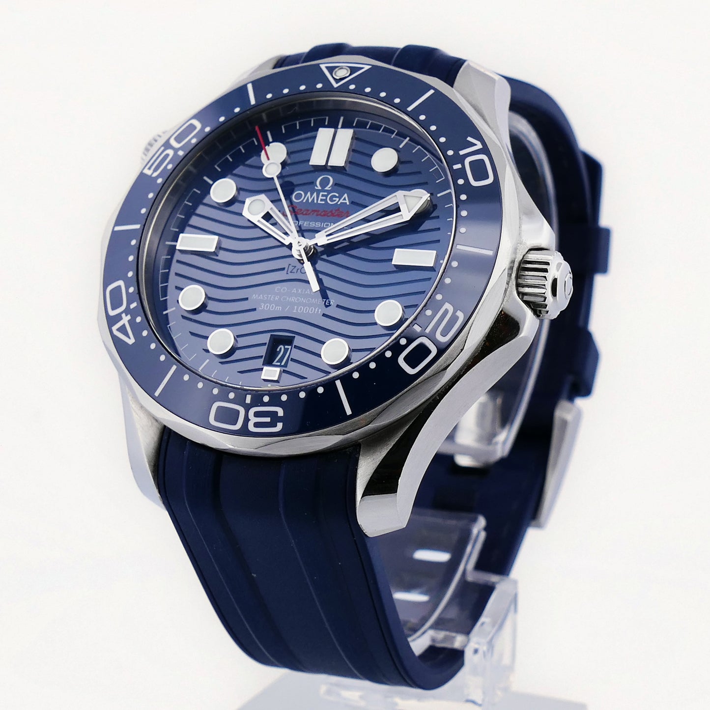 Omega Seamaster Diver 300M mit verschraubter Krone, Flankenschutz und Heliumventil am blauen Kautschukband
