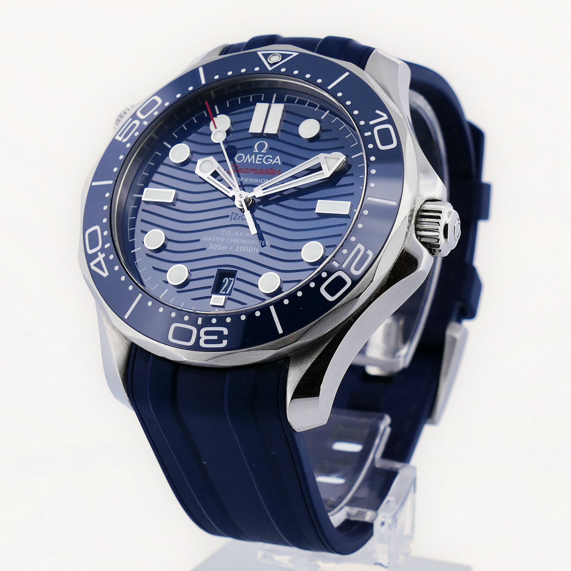 Omega Seamaster Diver 300M mit verschraubter Krone, Flankenschutz und Heliumventil am blauen Kautschukband