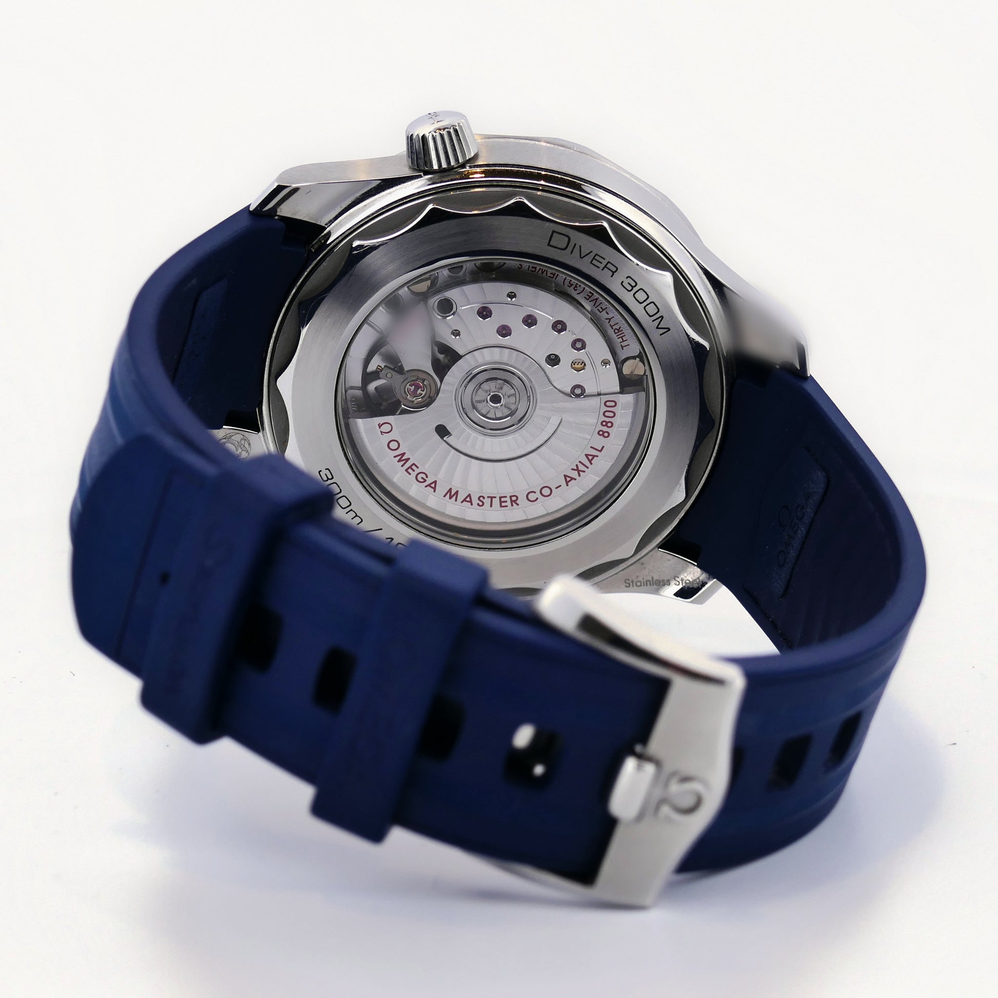 Saphirglasboden der Omega Seamaster Diver 300M mit Blick auf das Co-Axial Master Chronometer Kaliber 8800 und Edelstahl Dornschließe