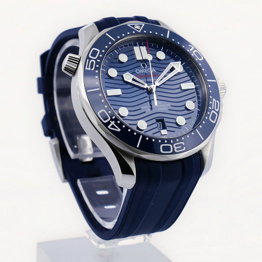 Omega Seamaster Diver 300M Ref. 210.32.42.20.03.001 in Edelstahl mit blauem Keramikzifferblatt und blauer Keramiklünette, seitliche Ansicht