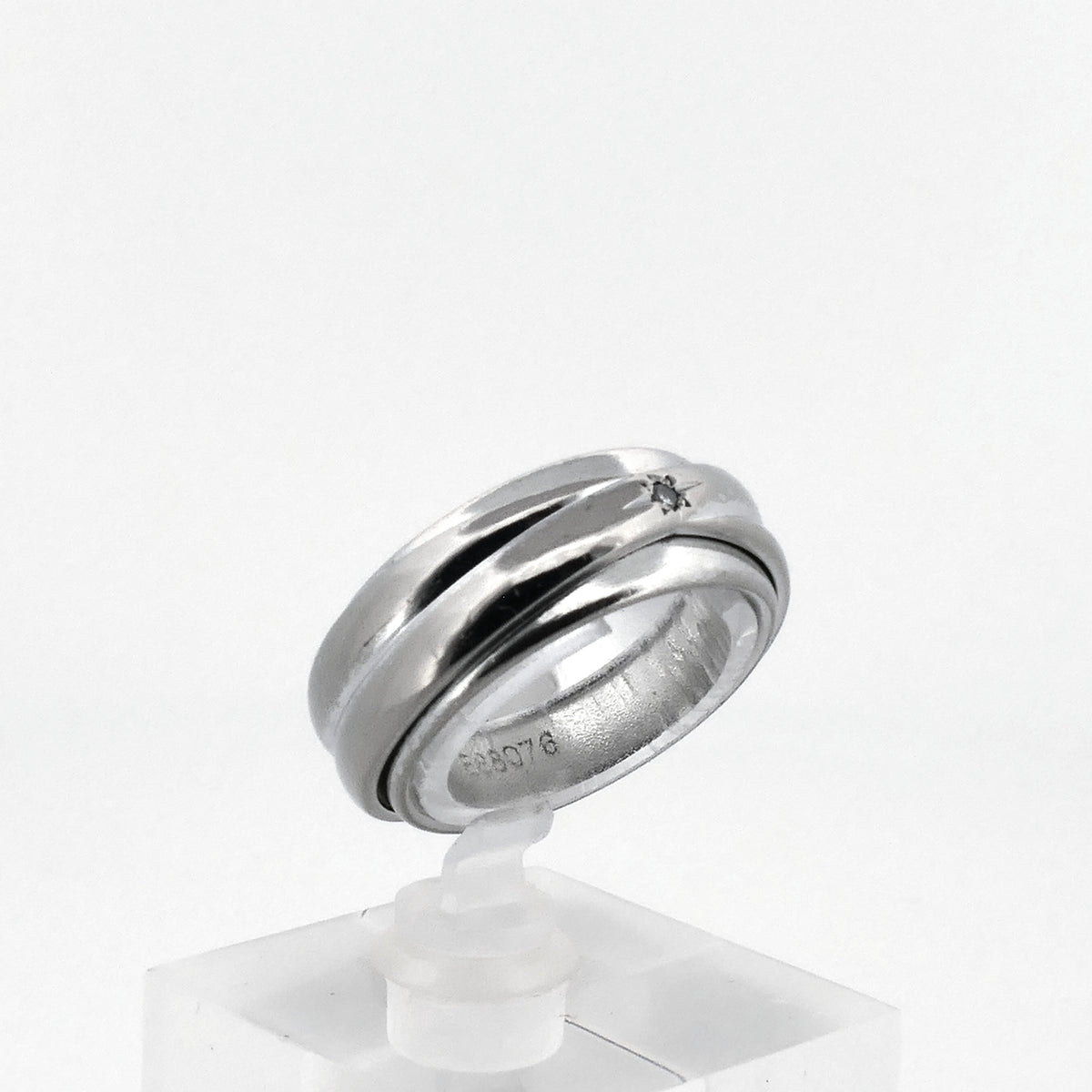 Piaget Possession Ring Größe 53 in der Profilansicht mit Blick durch die Ringschiene