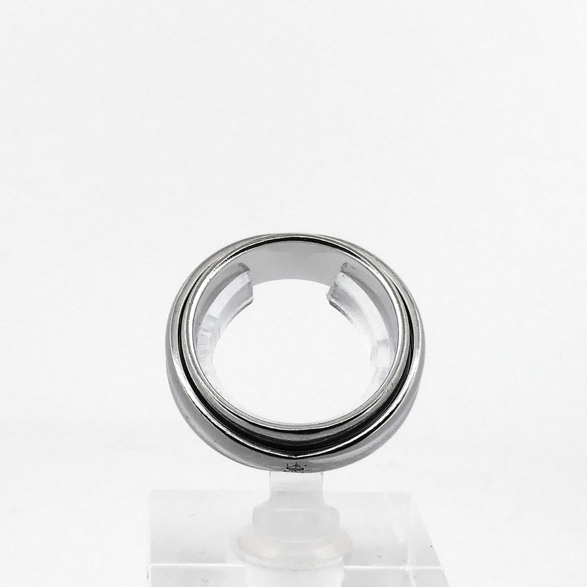 Piaget Possession Ring in Schrägansicht mit Blick auf die bewegliche Mittelschiene