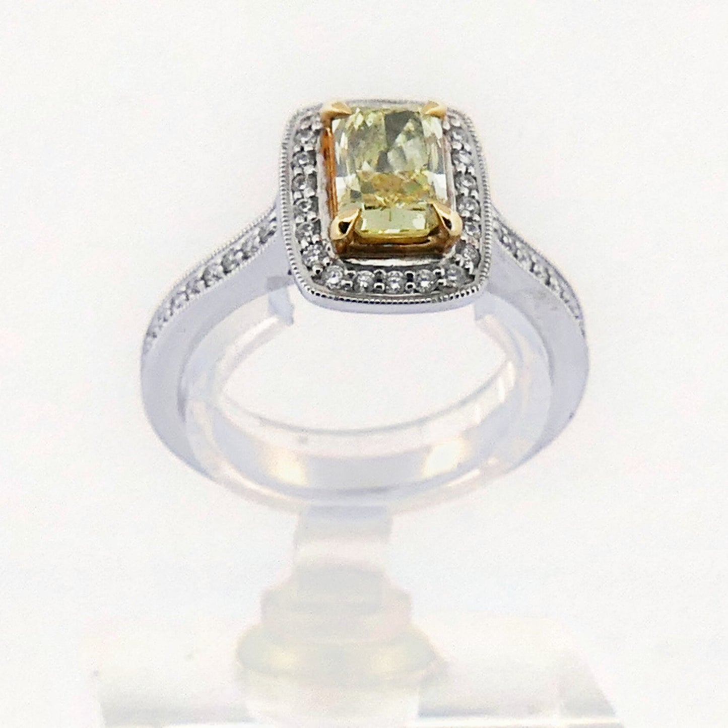 atürlicher Fancy Intense Yellow Diamant im Radiantschliff, 1,19 Karat, umgeben von Diamantpavé