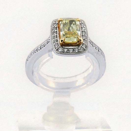 atürlicher Fancy Intense Yellow Diamant im Radiantschliff, 1,19 Karat, umgeben von Diamantpavé