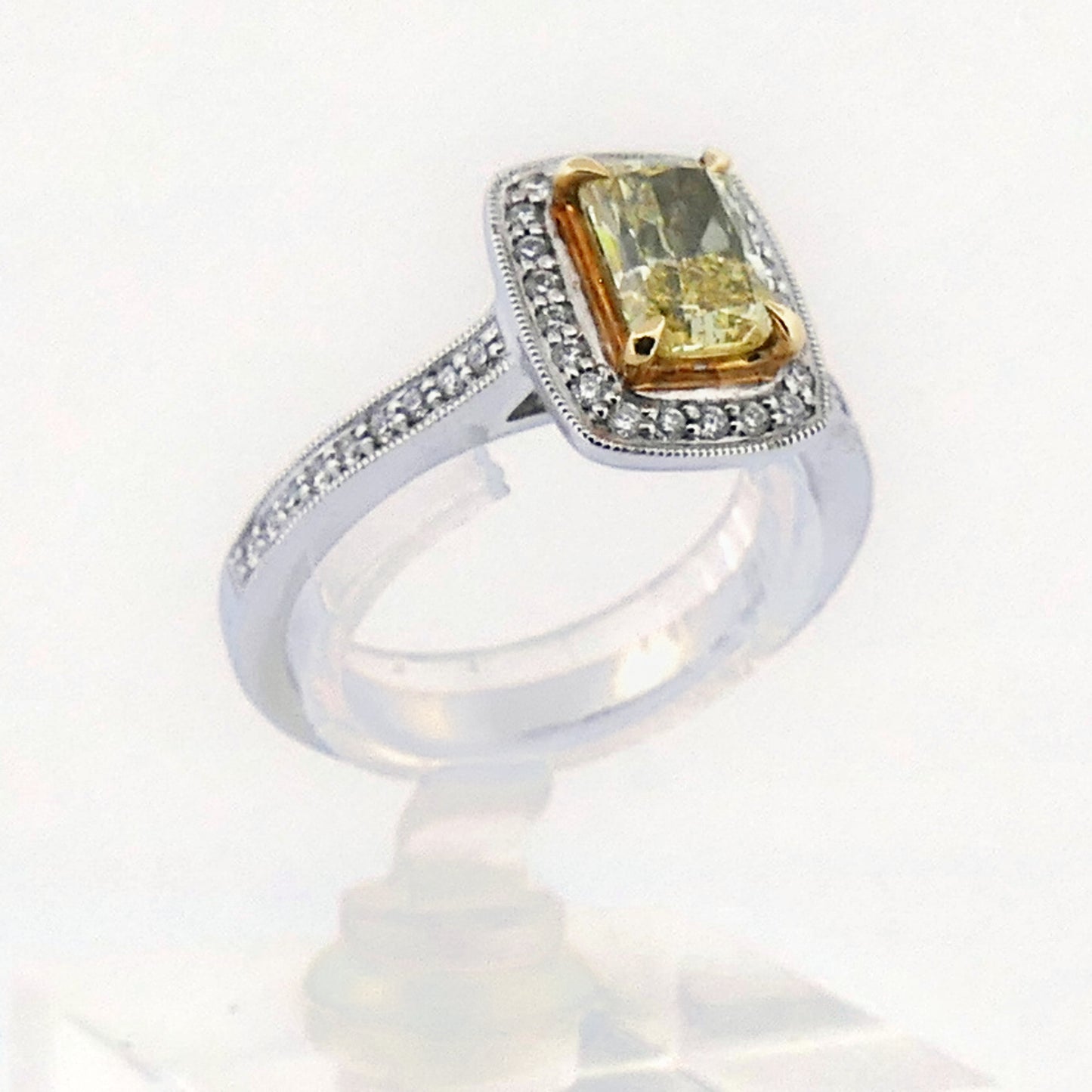 Bicolor Goldring mit gelbem Diamant, Seitenansicht der Fassung"
Detail Stein:     "Fancy Intense Yellow Diamant 1,19 ct im Radiantschliff, GIA Report 1112713371, Nahaufnahme