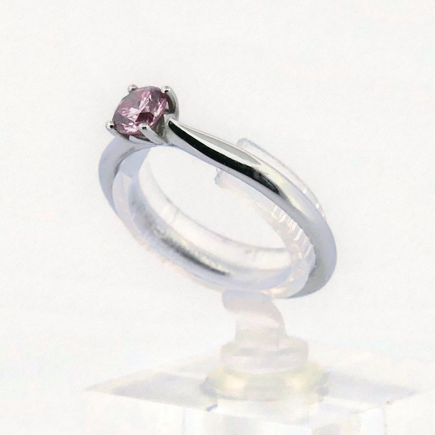 Platin Solitärring mit pinkem Diamant, Seitenansicht der Fassung