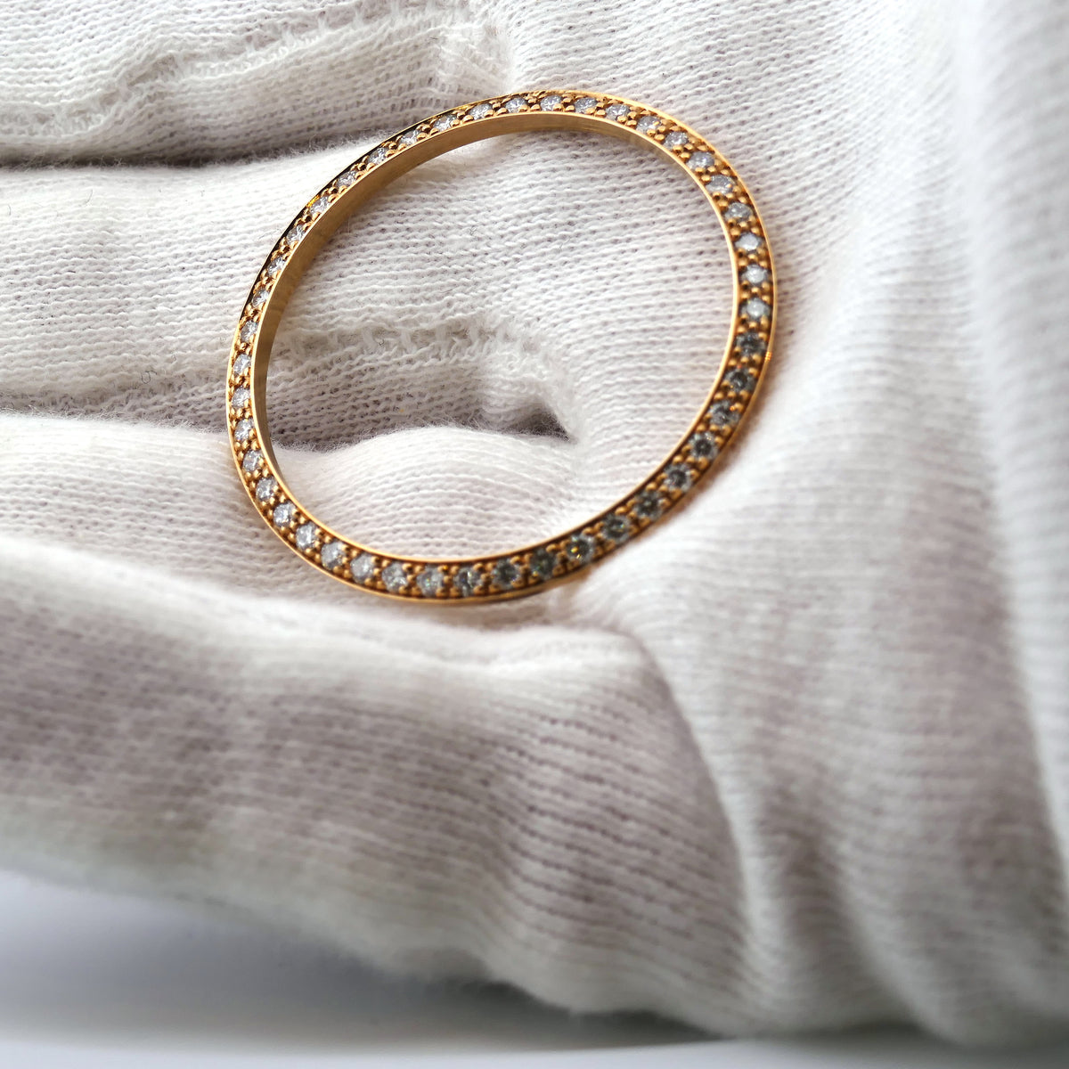 Rolex Day-Date Diamantlünette aus 18 Karat Gelbgold auf weißem Handschuh