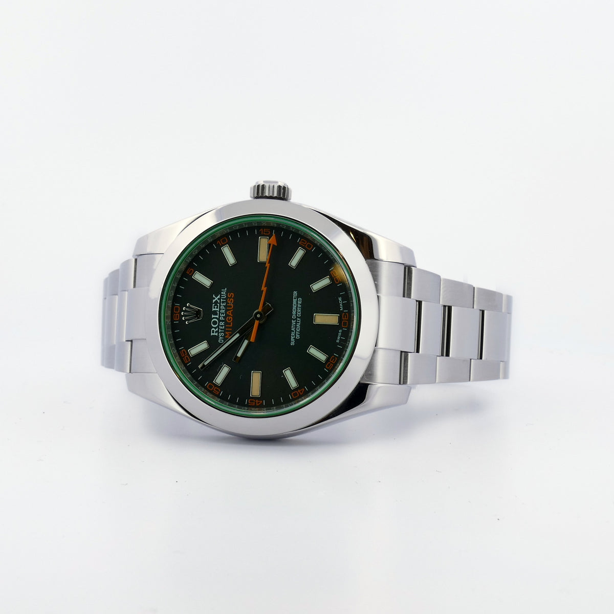 Rolex Milgauss 116400GV liegend, grünes Glas und Blitzzeiger im Detail