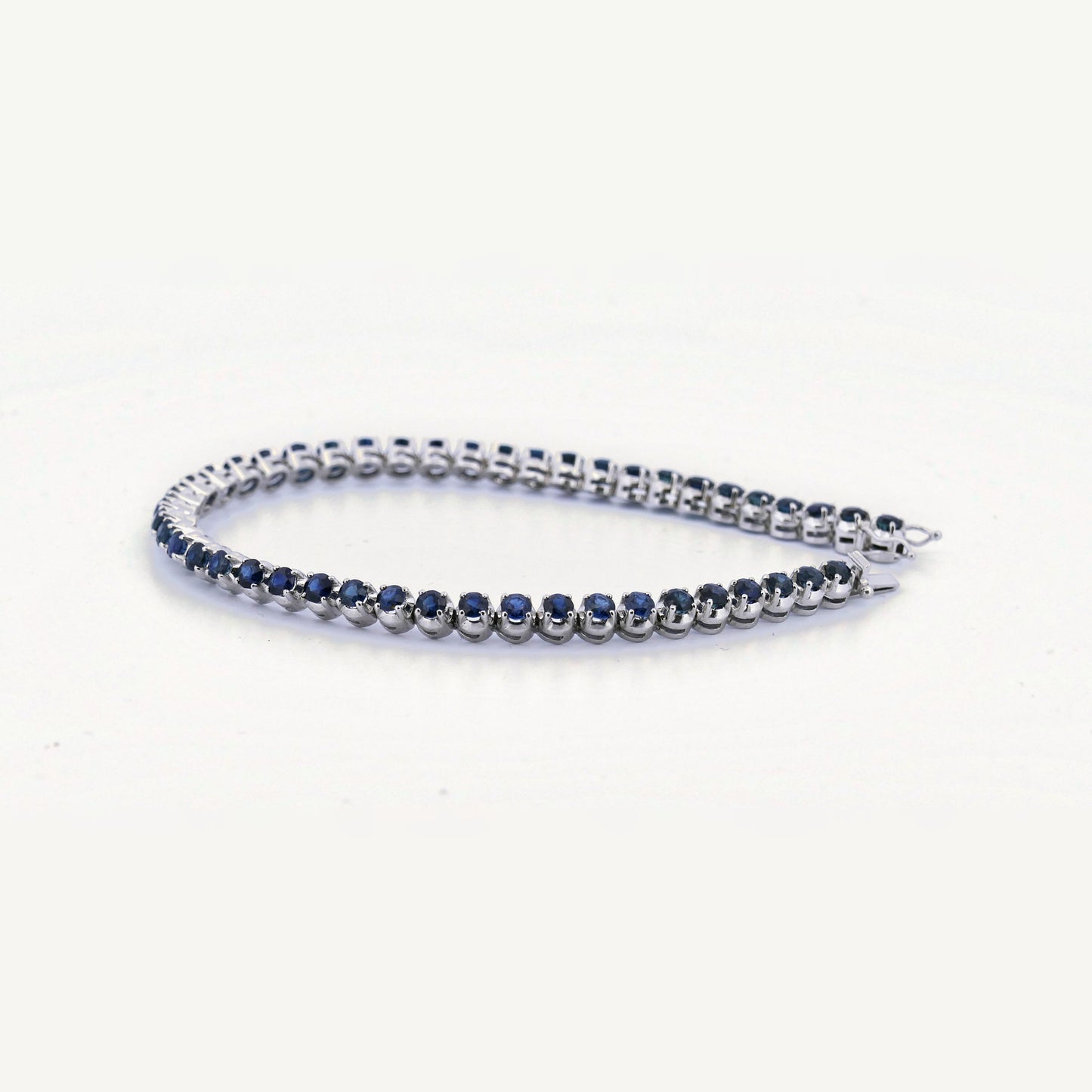 Kastenschloss mit Sicherheitsbügel am Saphir Tennisarmband aus 750 Weißgold