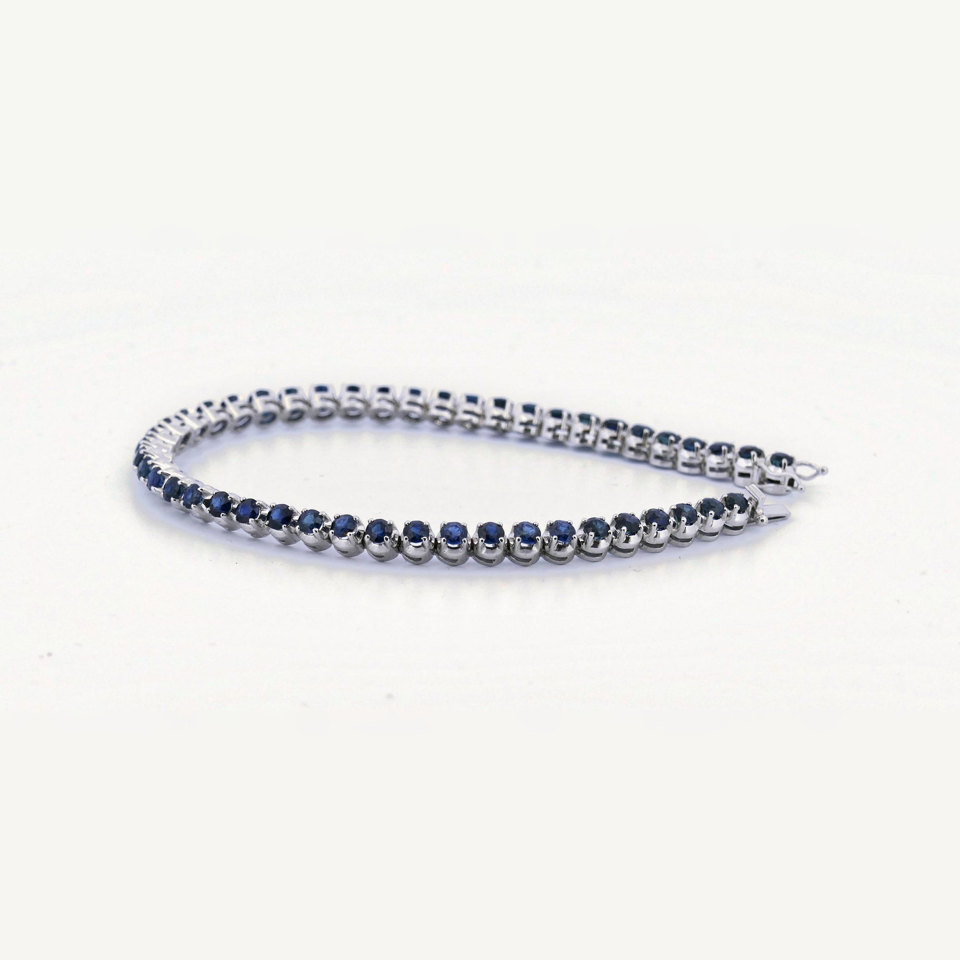 Kastenschloss mit Sicherheitsbügel am Saphir Tennisarmband aus 750 Weißgold