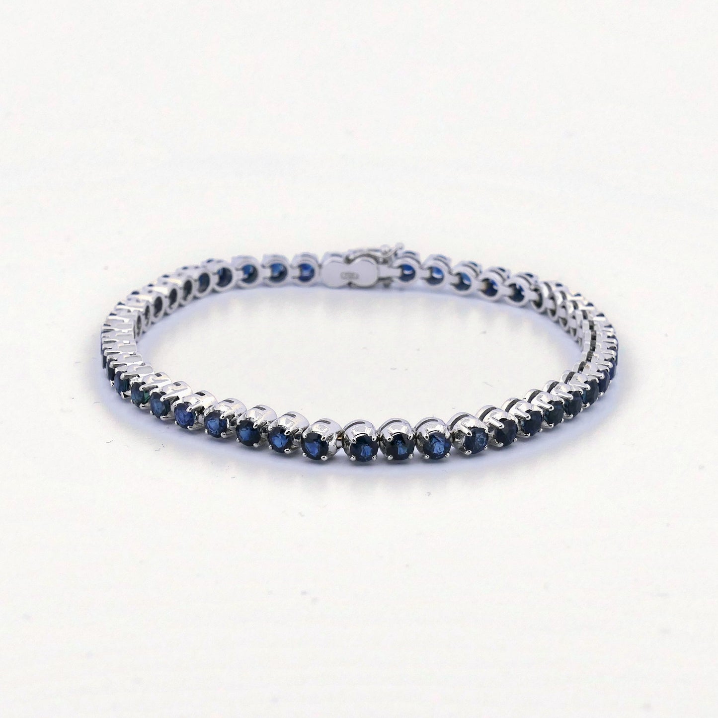 Tennisarmband 750 Weißgold mit 47 Saphiren, ca. 6,0 ct, 19 cm